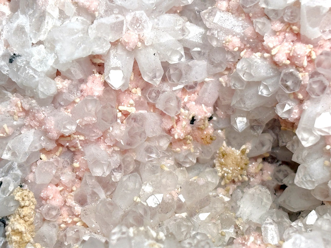 ペルー産 ロードクロサイト with クォーツ / Rhodochrosite with Quartz