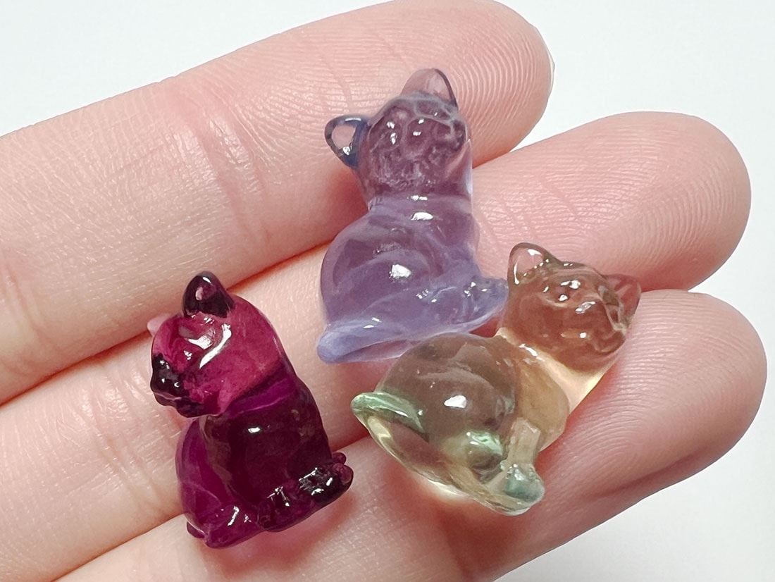 フローライト❀猫ちゃんパーツ ネコ ビーズ フローライト 1個売り 縦穴 横穴 マルチフロー