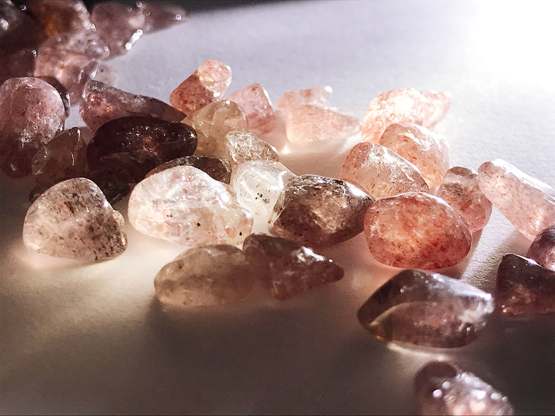 タンザニア産 ピンクマイカinクォーツ (小瓶入り)