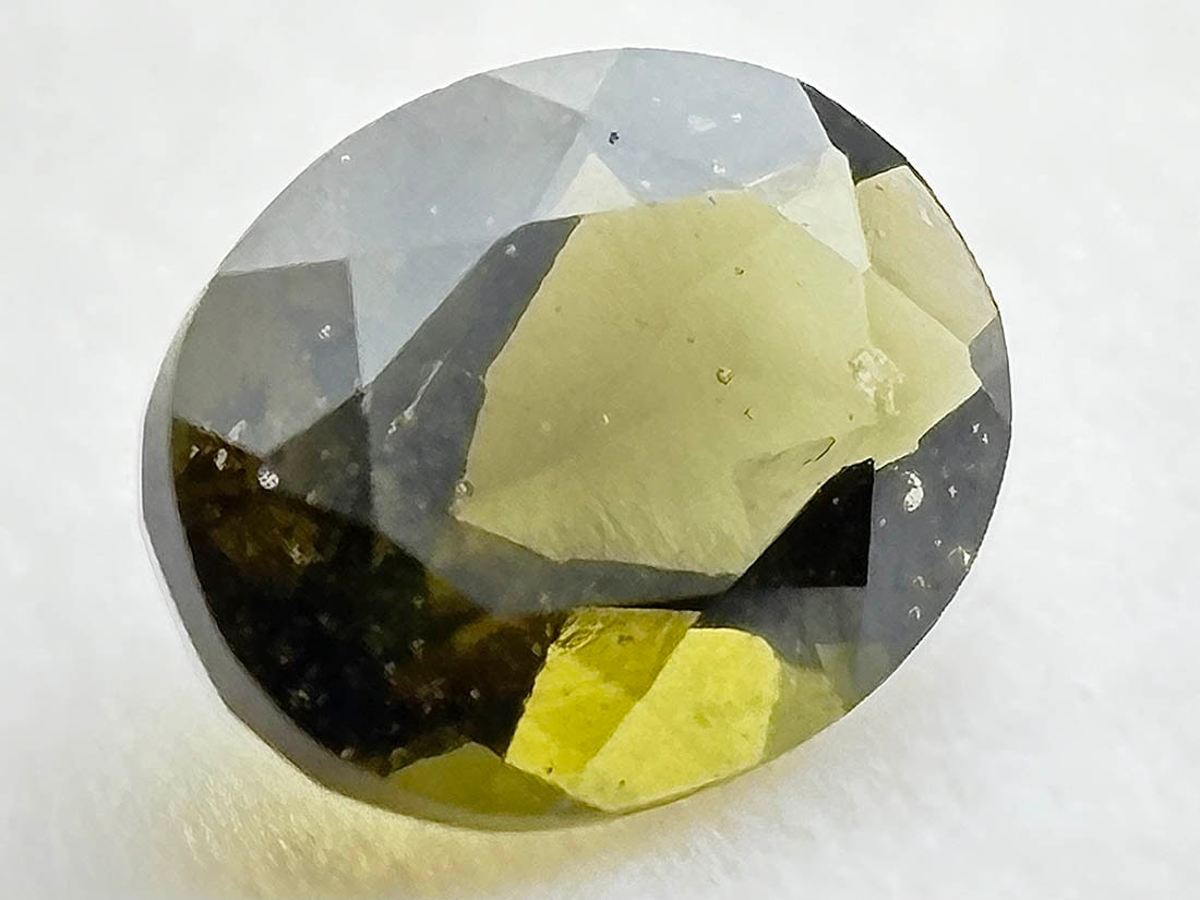 鑑別書付き】チェコ産 モルダバイト 1.397ct ルース / Moldavite