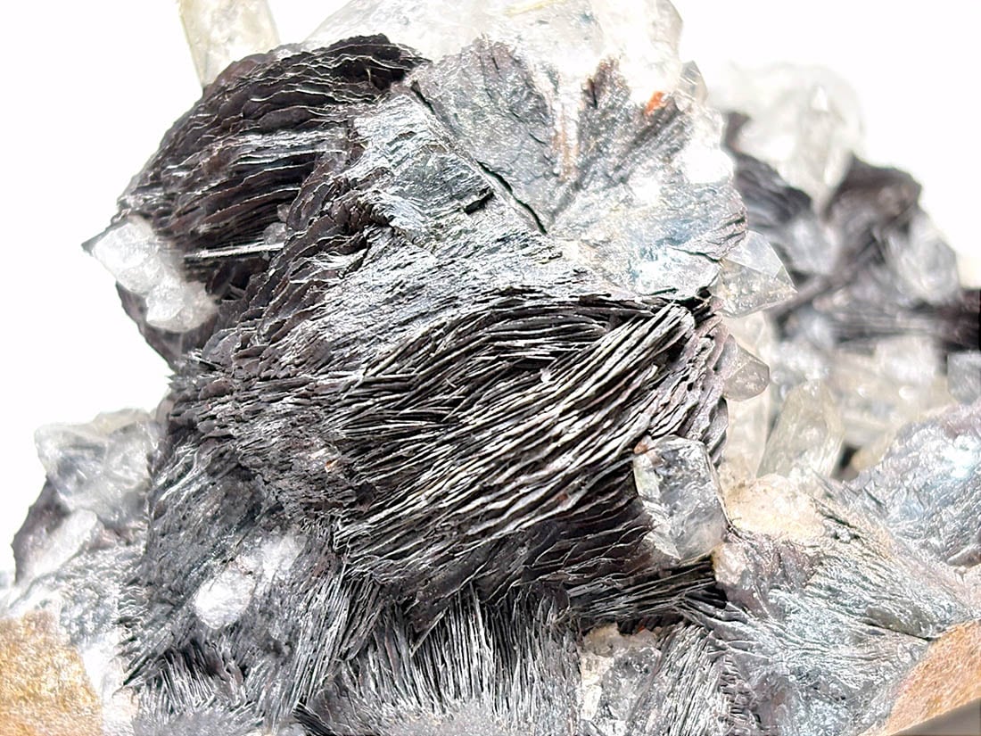 M1794☆アイアンローズ共生赤水晶クラスター1.7Kg☆広東省産☆N20720 広東省産 アイアンローズ（ヘマタイト＆水晶）/ Iron Rose ( Hematite