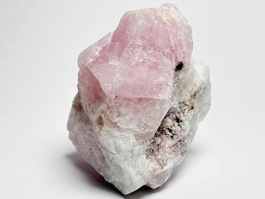 ナイジェリア産 モルガナイト with クンツァイト / Morganite (緑柱石)