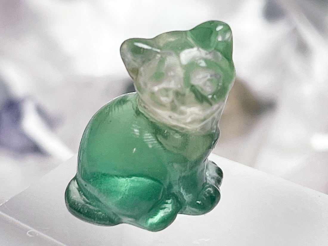 翡翠 彫刻 装飾品 動物モチーフ　木製台座付き 翡翠 彫刻 装飾品 動物モチーフ木製台座付き