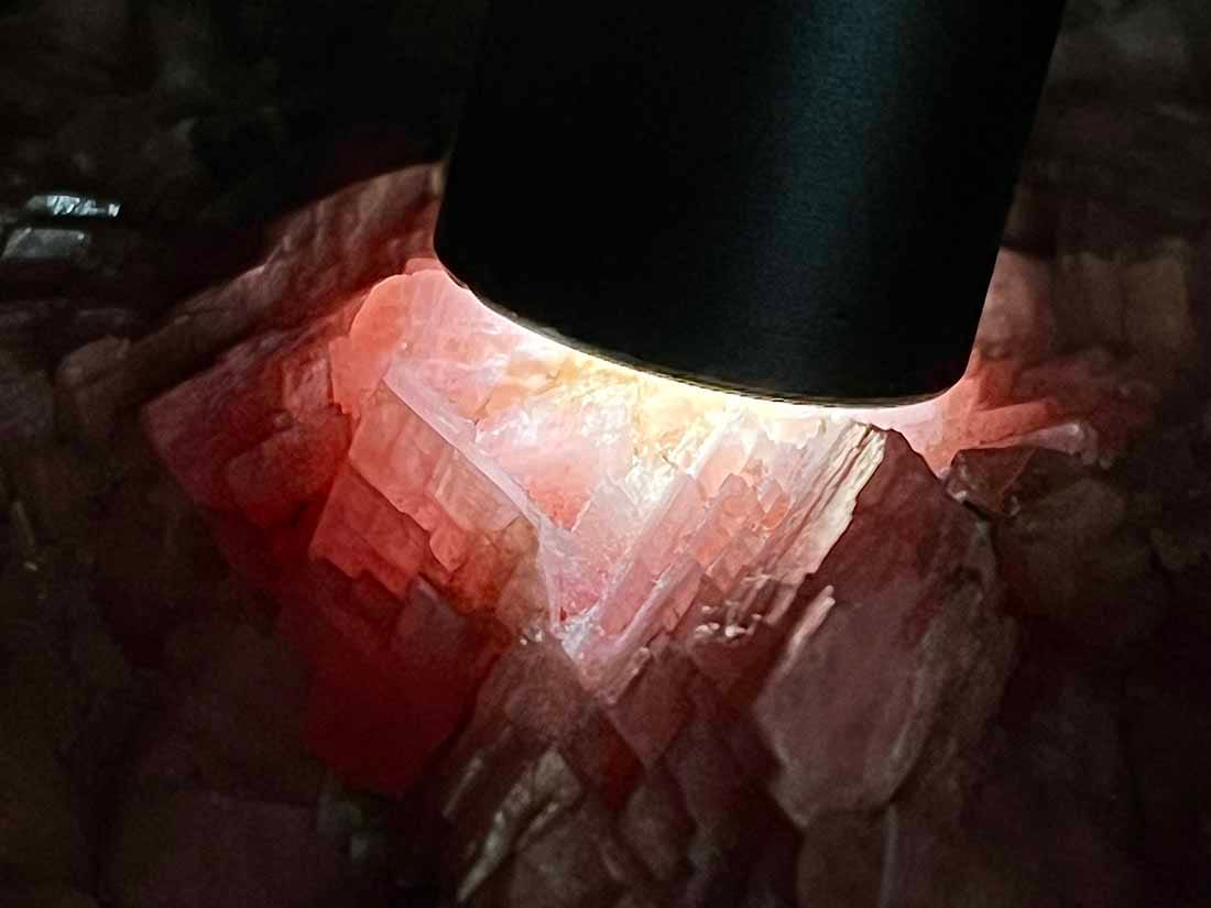 北海道古平郡稲倉石鉱山産 菱マンガン鉱