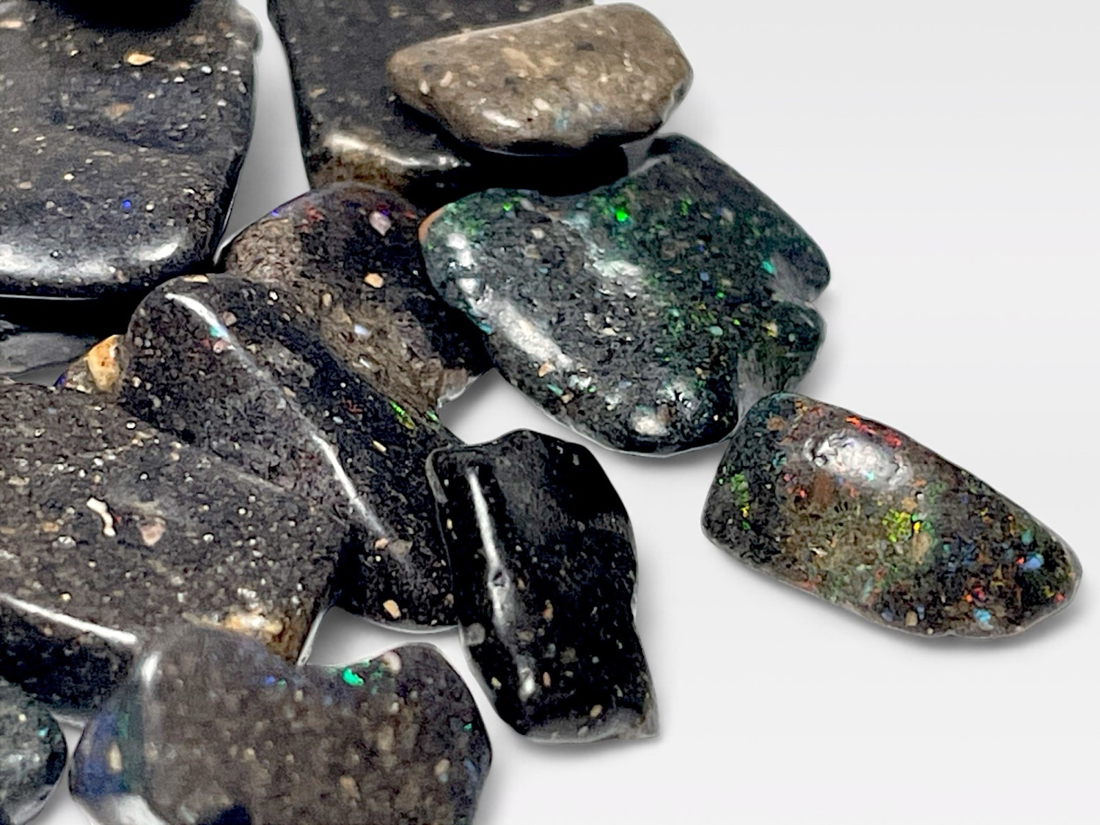 ブラックオパール入りの瓶 価格はお問合せ下さい※天然ブラックオパール 2.80ct【キング