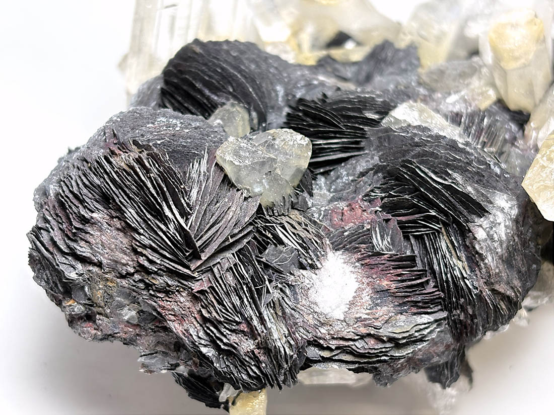 M1794☆アイアンローズ共生赤水晶クラスター1.7Kg☆広東省産☆N20720 広東省産 アイアンローズ（ヘマタイト＆水晶）/ Iron Rose ( Hematite