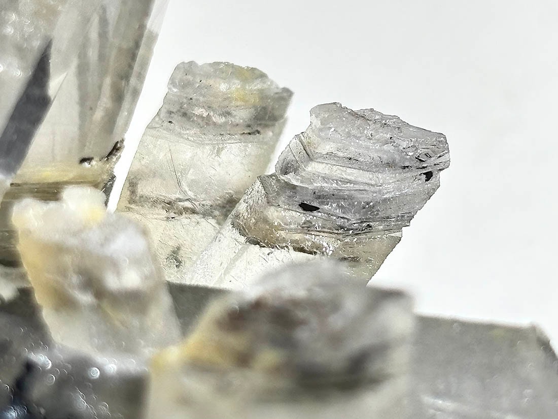 M1794☆アイアンローズ共生赤水晶クラスター1.7Kg☆広東省産☆N20720 M1794☆アイアンローズ共生赤水晶クラスター1.7Kg☆広東省産☆N20720