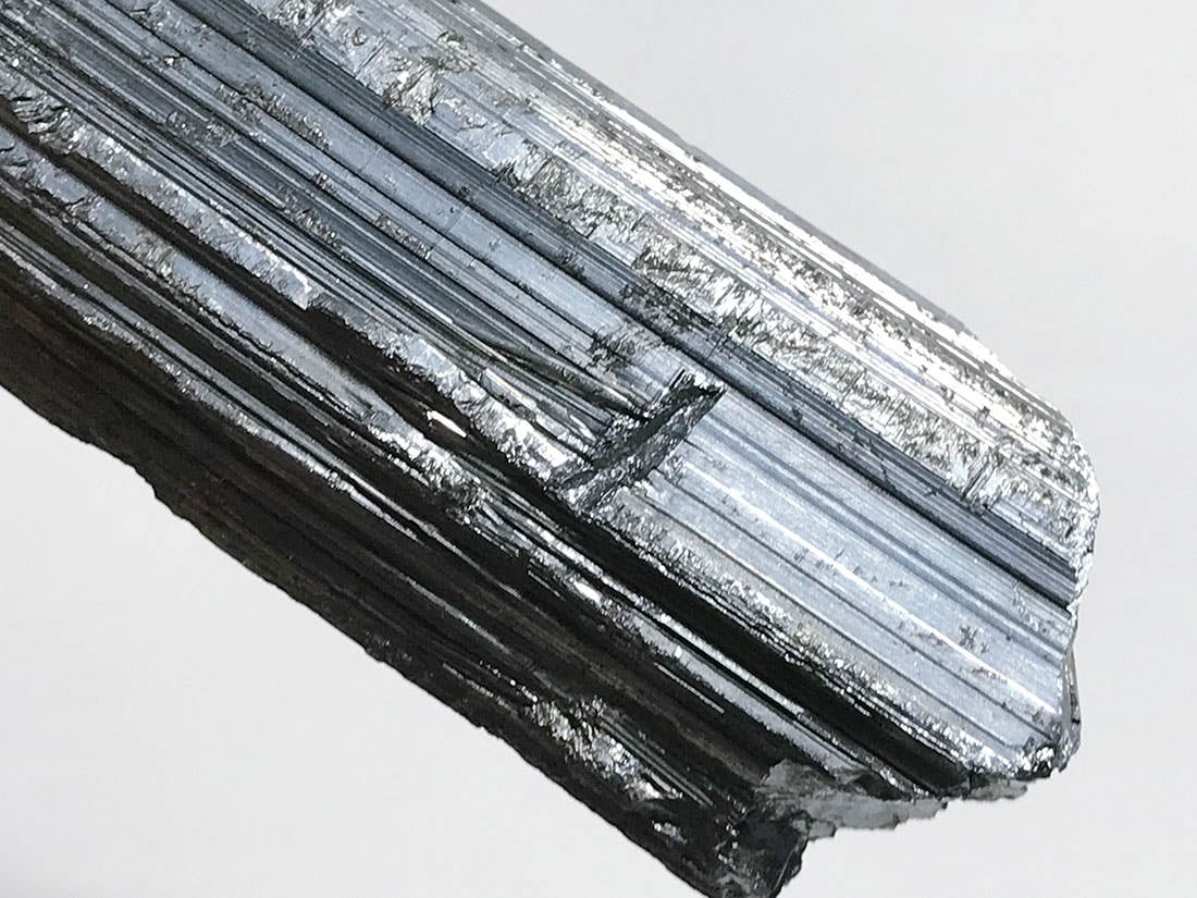 江西省産スティブナイト(輝安鉱)/Stibnite