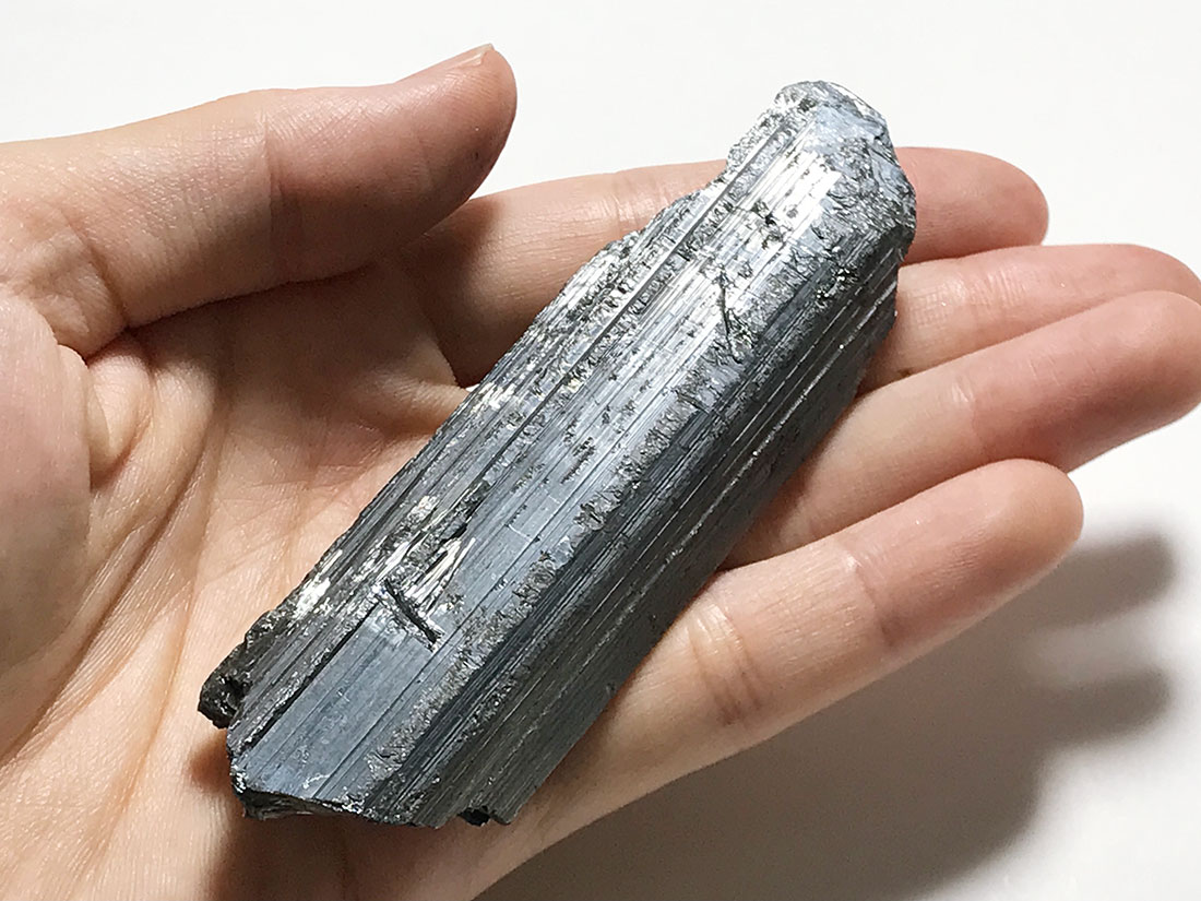 江西省産スティブナイト(輝安鉱)/Stibnite