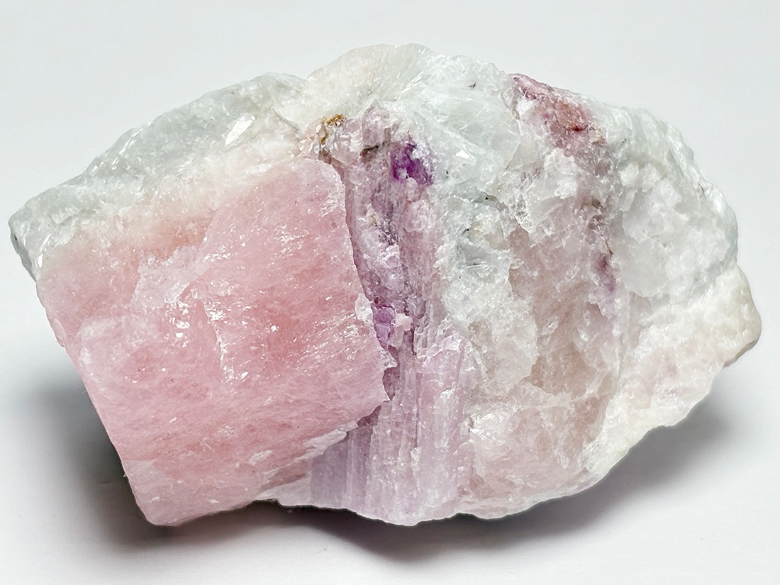 ナイジェリア産 モルガナイト with クンツァイト / Morganite (緑柱石)