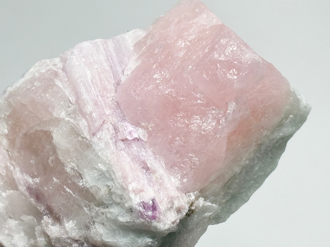 ナイジェリア産 モルガナイト with クンツァイト / Morganite (緑柱石)