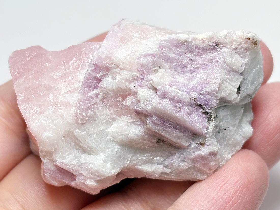 ナイジェリア産 モルガナイト with クンツァイト / Morganite (緑柱石)