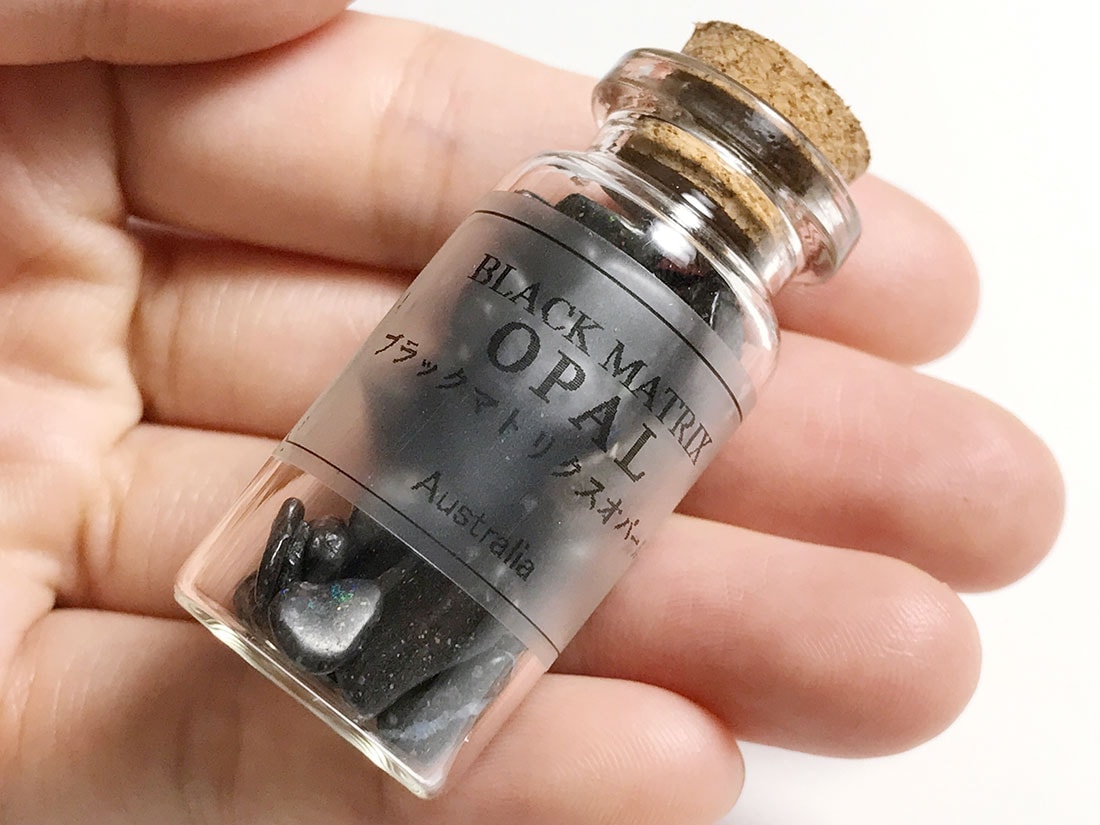 ブラックオパール入りの瓶 ブラックオパール入りの瓶