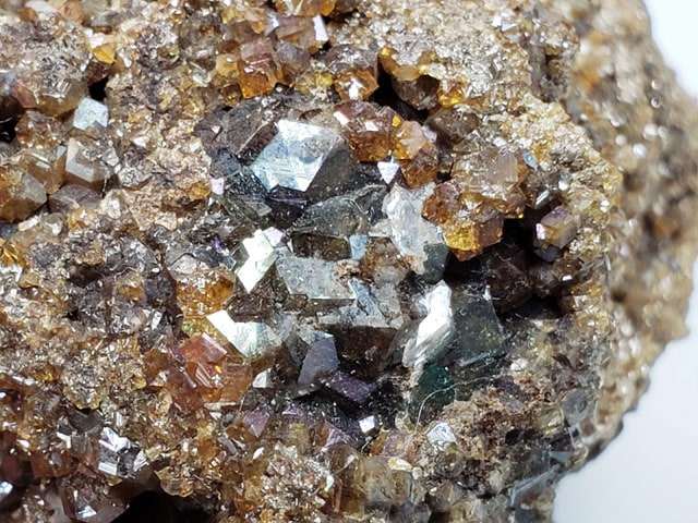 奈良県吉野郡天川村行者還岳産 灰鉄柘榴石(レインボーガーネット)