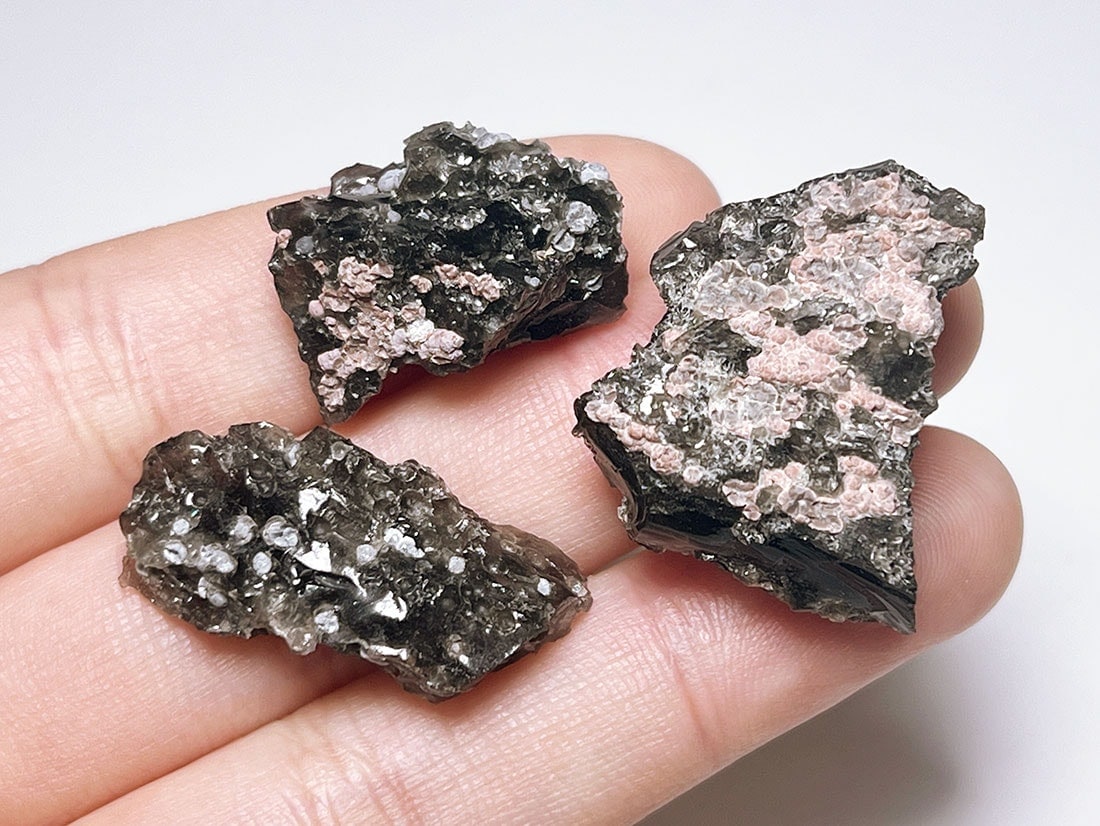 大分県産　黒曜石(乳灰色) 長野県和田峠産 縞黒曜石原石 磨き75g 天然石販売 名取貴石