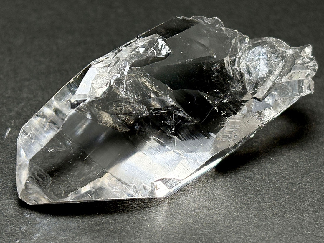 ゼッカデソウザ産 水晶ポイント (Zwcca De Souza)