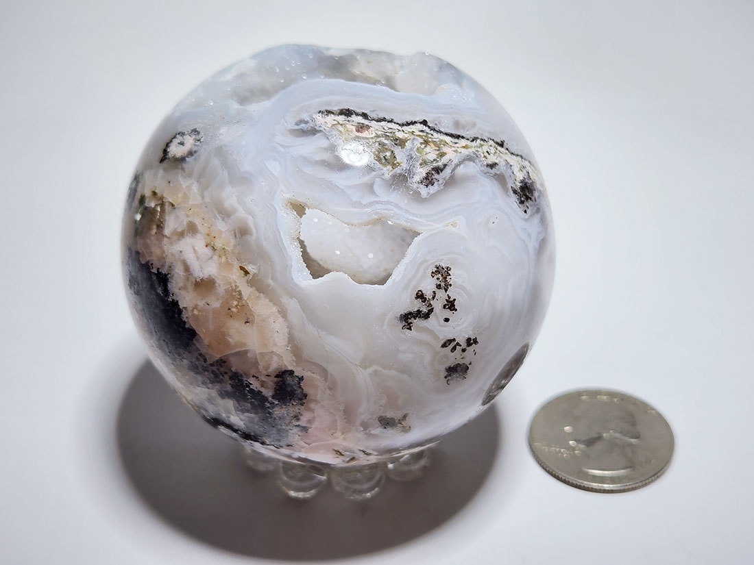 メキシコ産カルセドニー64mm丸玉(蛍光)