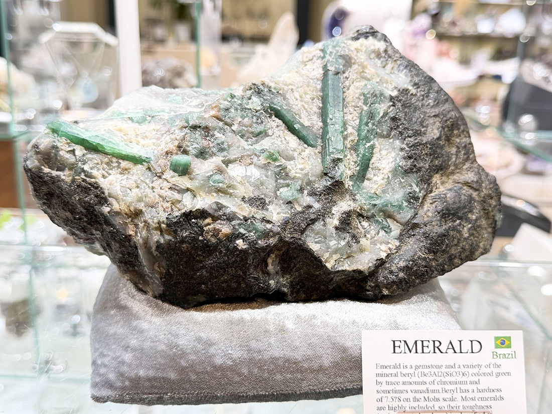 ブラジル産 エメラルド 母岩付き( 緑柱石 )/ Emerald