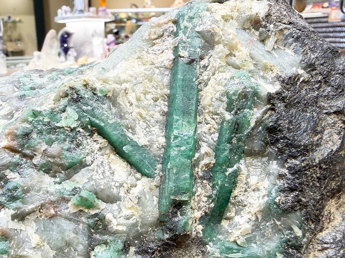 ブラジル産 エメラルド 母岩付き( 緑柱石 )/ Emerald