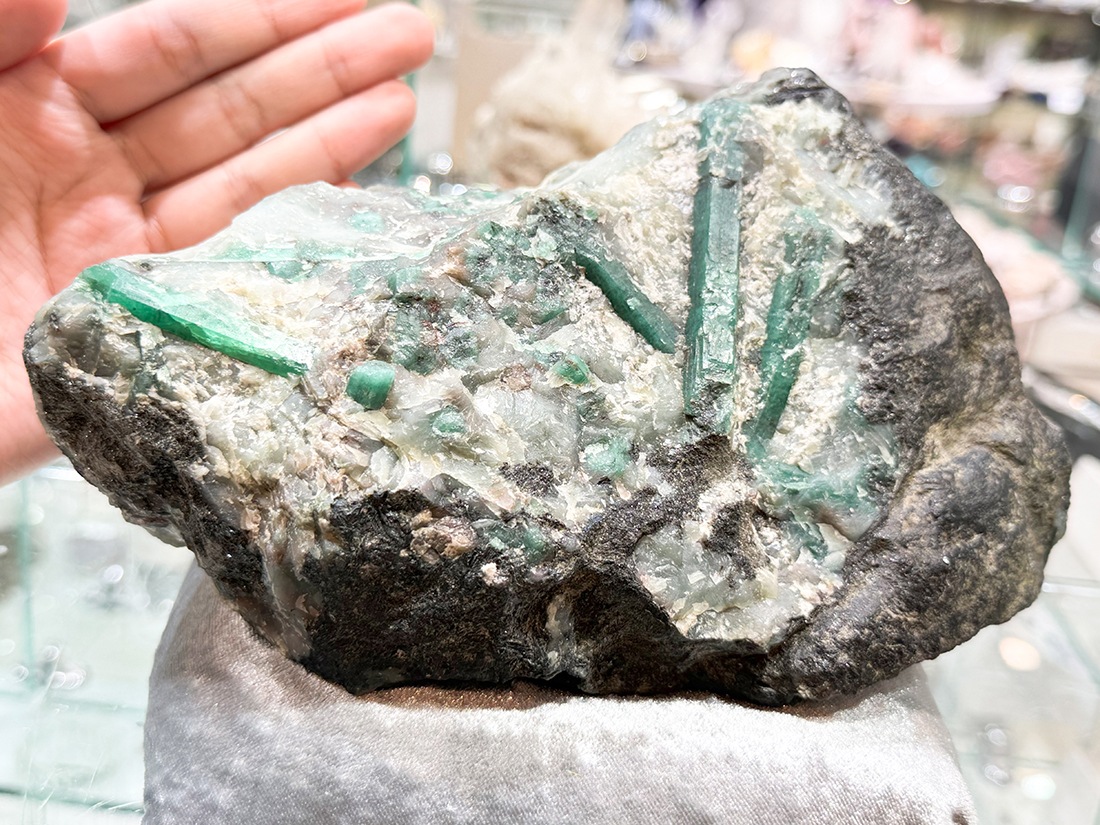 エメラルド 緑柱石 エクアドル産 鉱石 原石 宝石 貴重 ブラジル産 エメラルド 母岩付き( 緑柱石 )/ Emerald
