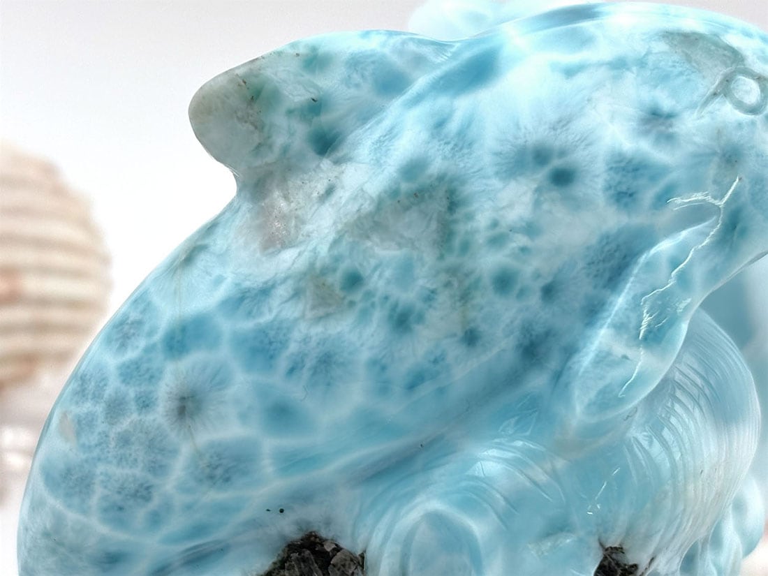 ドミニカ共和国産 ラリマー ドルフィン彫刻 (ソーダ珪灰石)/Larimar