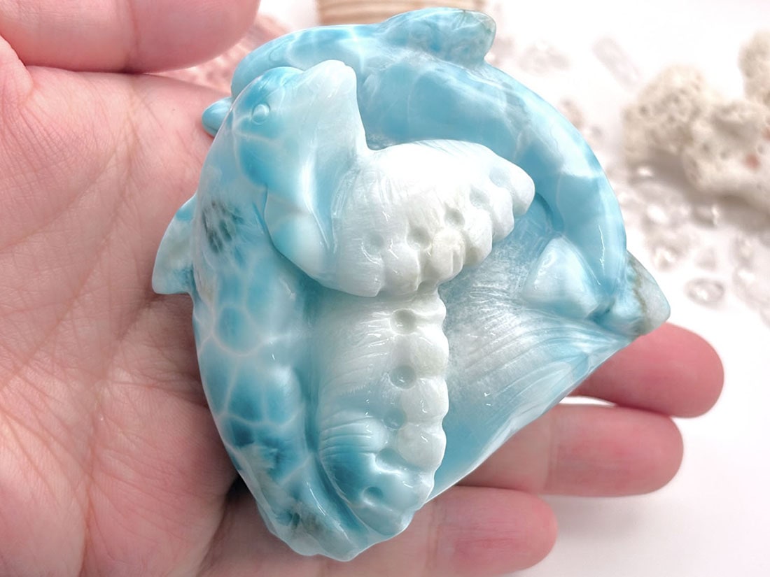 ドミニカ共和国産 ラリマー ドルフィン彫刻 (ソーダ珪灰石)/Larimar