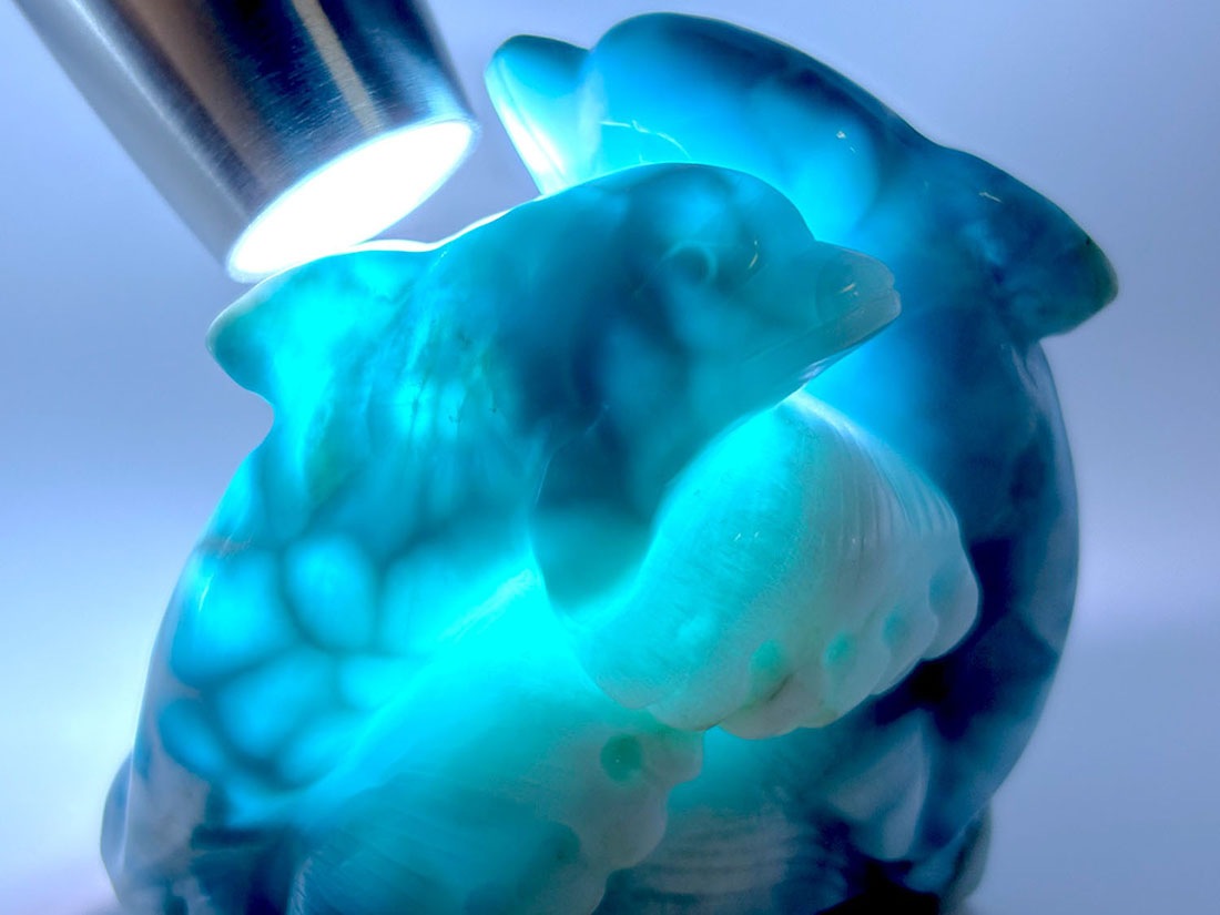 ドミニカ共和国産 ラリマー ドルフィン彫刻 (ソーダ珪灰石)/Larimar