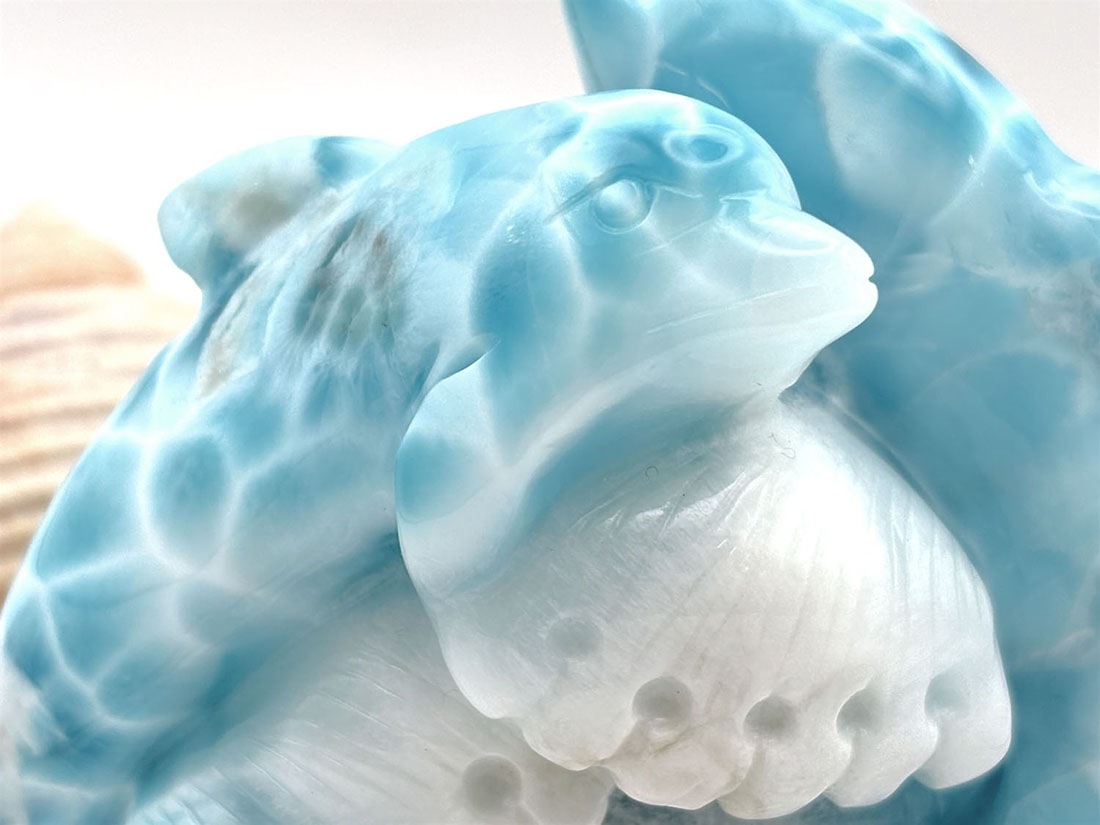 ドミニカ共和国産 ラリマー ドルフィン彫刻 (ソーダ珪灰石)/Larimar