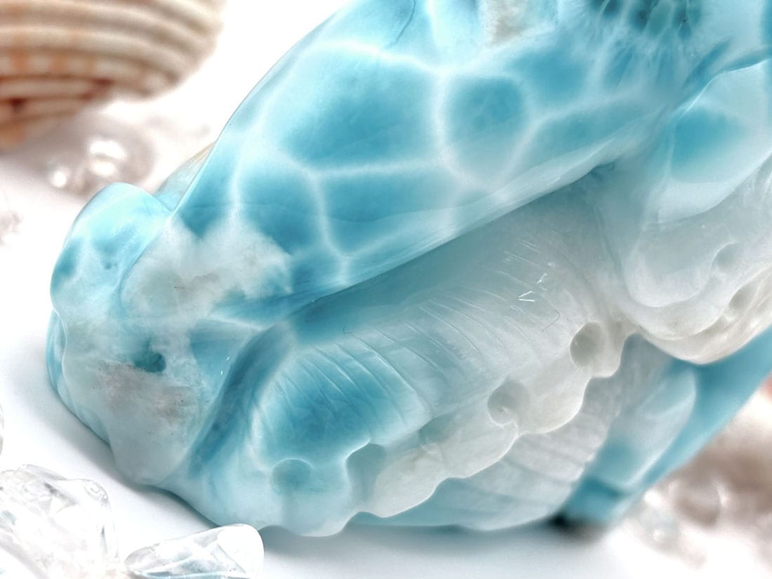 ドミニカ共和国産 ラリマー ドルフィン彫刻 (ソーダ珪灰石)/Larimar