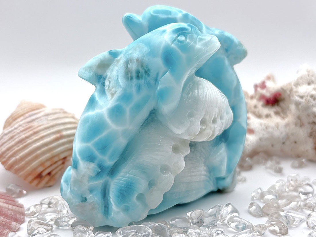 ドミニカ共和国産 ラリマー ドルフィン彫刻 (ソーダ珪灰石)/Larimar