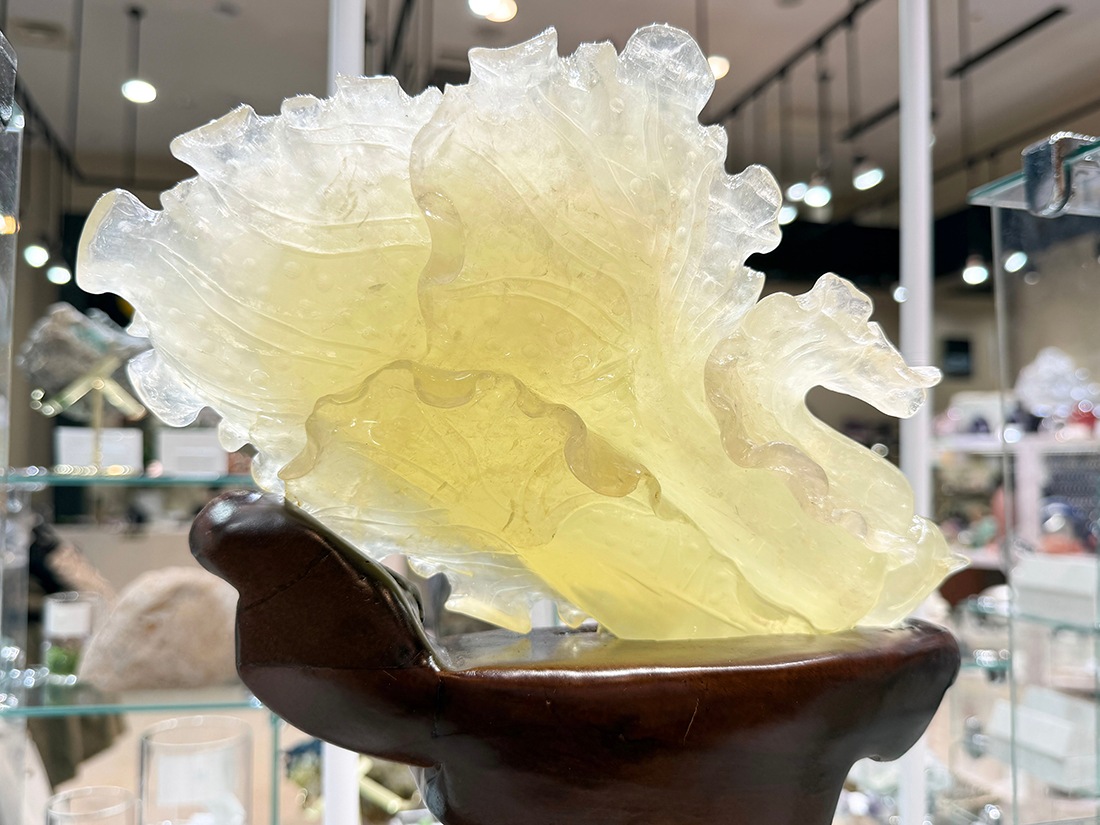 水晶 白菜彫刻 (木製台座付き)/Quartz
