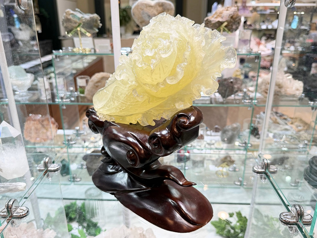 水晶 白菜彫刻 (木製台座付き)/Quartz