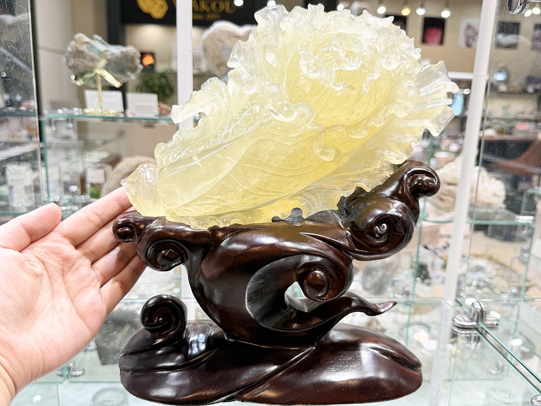 綺麗^_^天然石高品質　白水晶　手彫り　白菜の形に彫刻した物　百財　台座付き　② 水晶 白菜彫刻 (木製台座付き)/Quartz