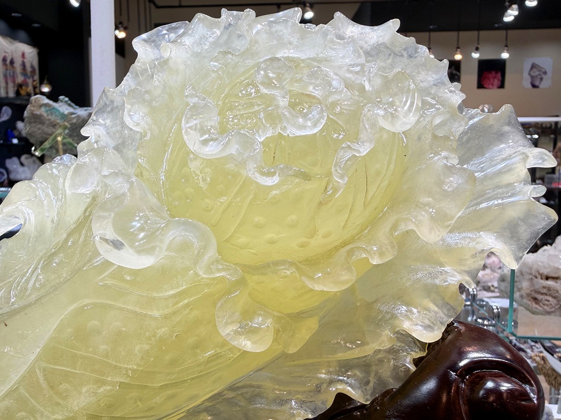 水晶 白菜彫刻 (木製台座付き)/Quartz