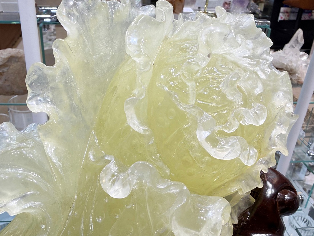 水晶 白菜彫刻 (木製台座付き)/Quartz