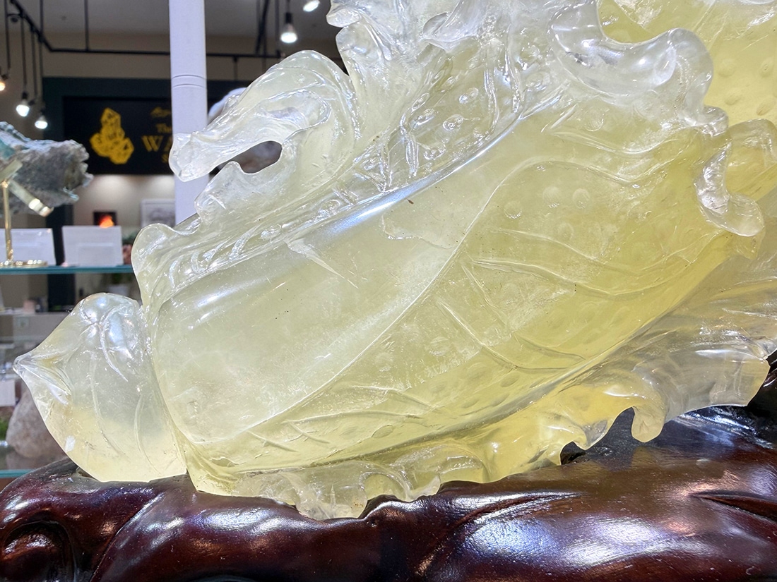 天然石高品質高透明‼️水晶　手彫り　白菜の形に彫刻した物　白水晶 水晶 白菜彫刻 (木製台座付き)/Quartz