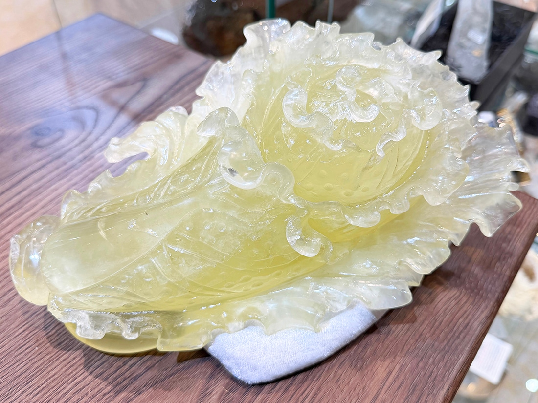 水晶 白菜彫刻 (木製台座付き)/Quartz