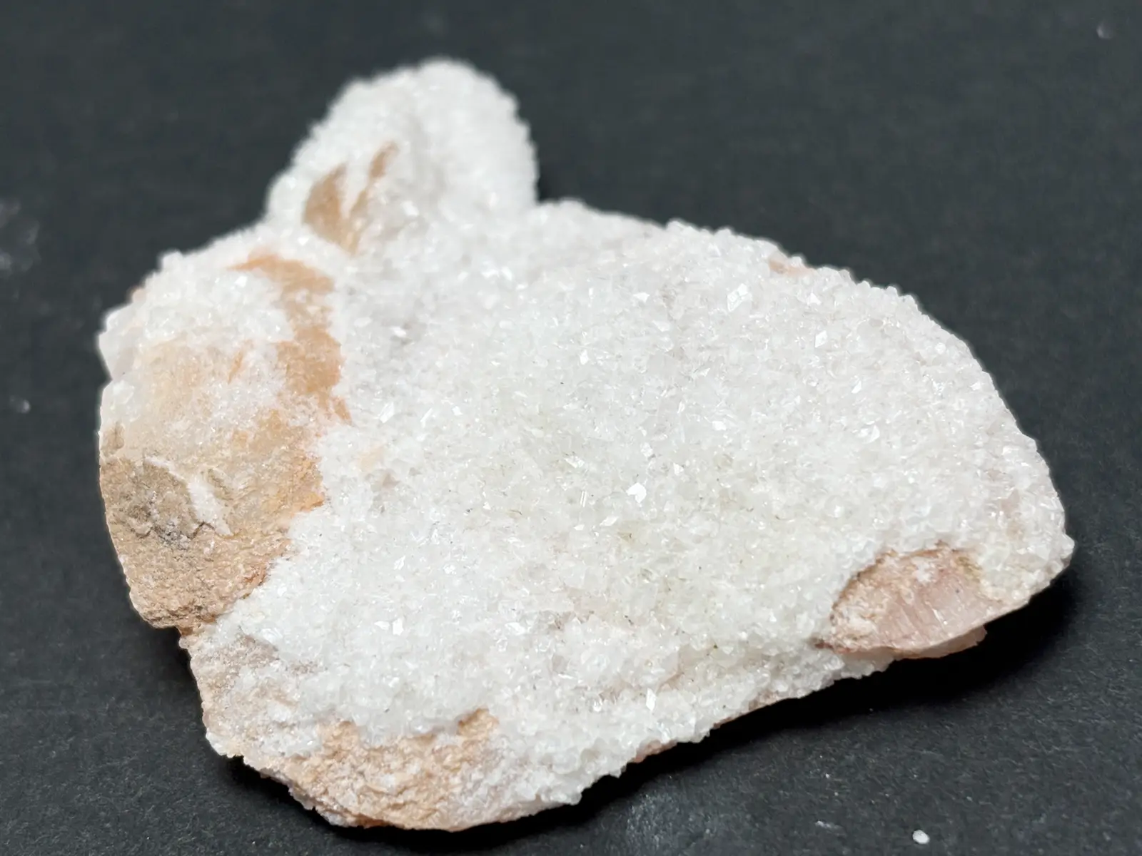 岐阜県吉城郡神岡鉱山産 魚眼石＆方解石 / Apophyllite＆Calcite