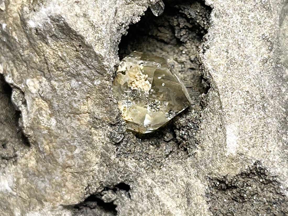 アメリカ ニューヨーク州産 ハーキマーダイヤモンド 母岩付き