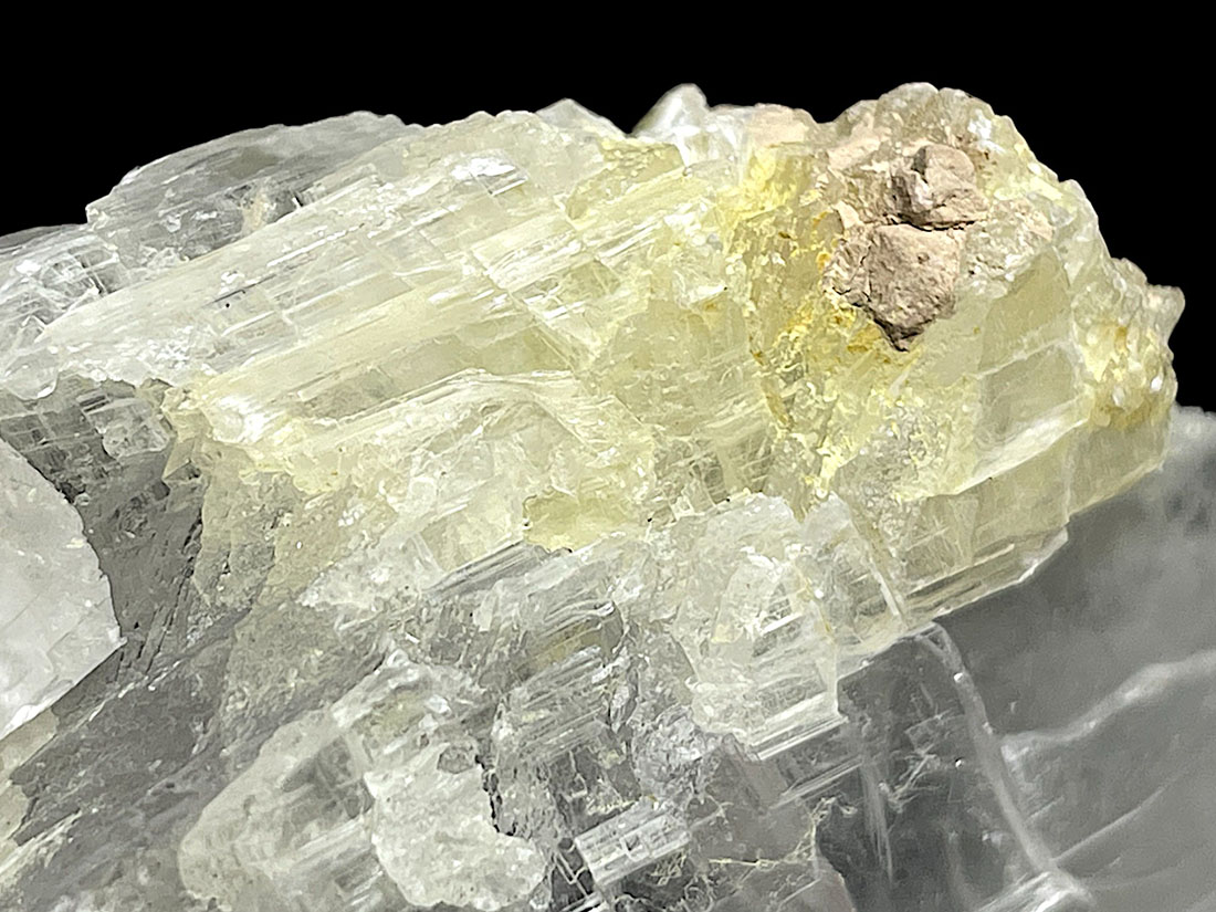 秋田県花輪鉱山産 透石膏 / Gypsum (Selenite)