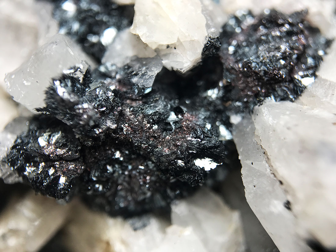 岩手県和賀仙人鉱山産 赤鉄鉱(鏡鉄鉱)/Hematite