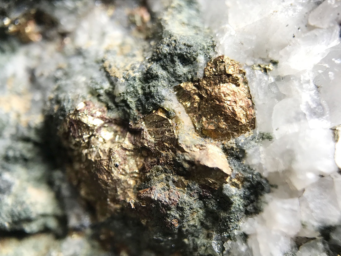 岩手県和賀仙人鉱山産 赤鉄鉱(鏡鉄鉱)/Hematite