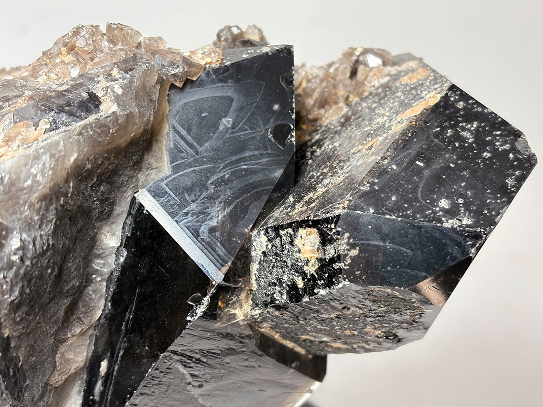 モリオンクラスター！未加工の天然パイライト付き モリオンクラスター！未加工の天然パイライト付き モリオンクラスター