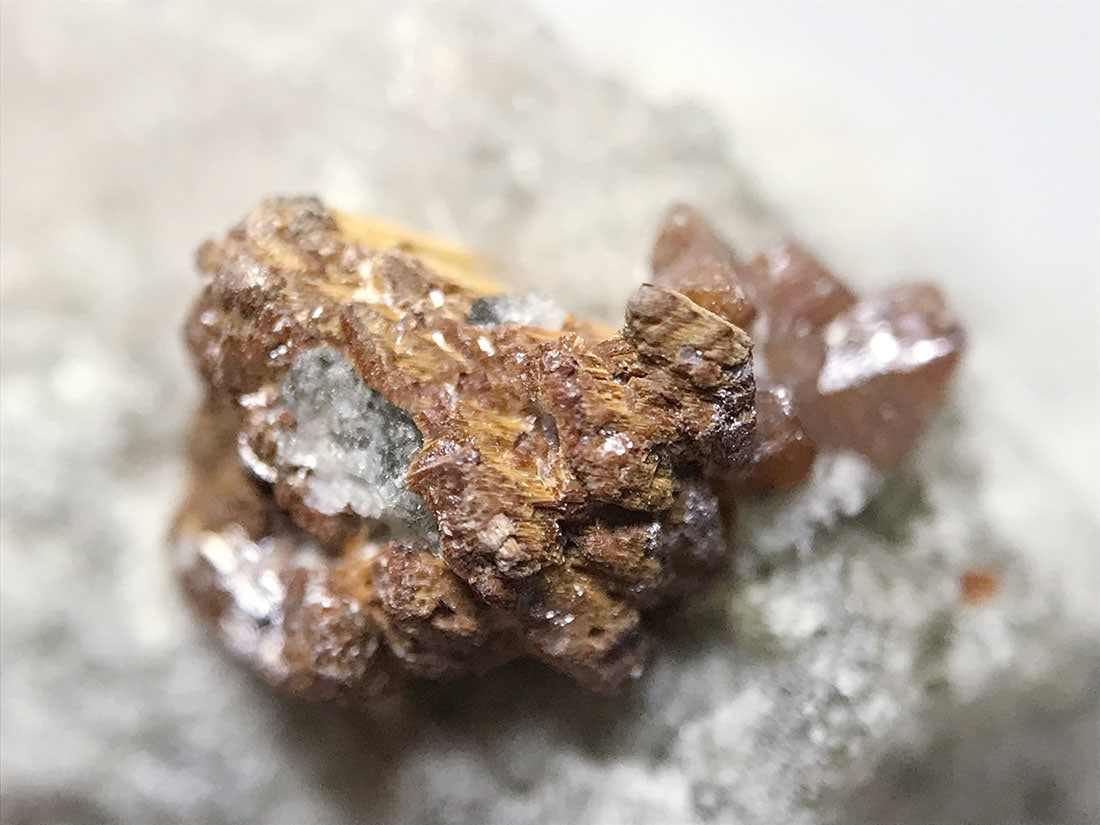 ブラジル産アナテーズ(ルチル)onクォーツ(鋭錐石の仮像)