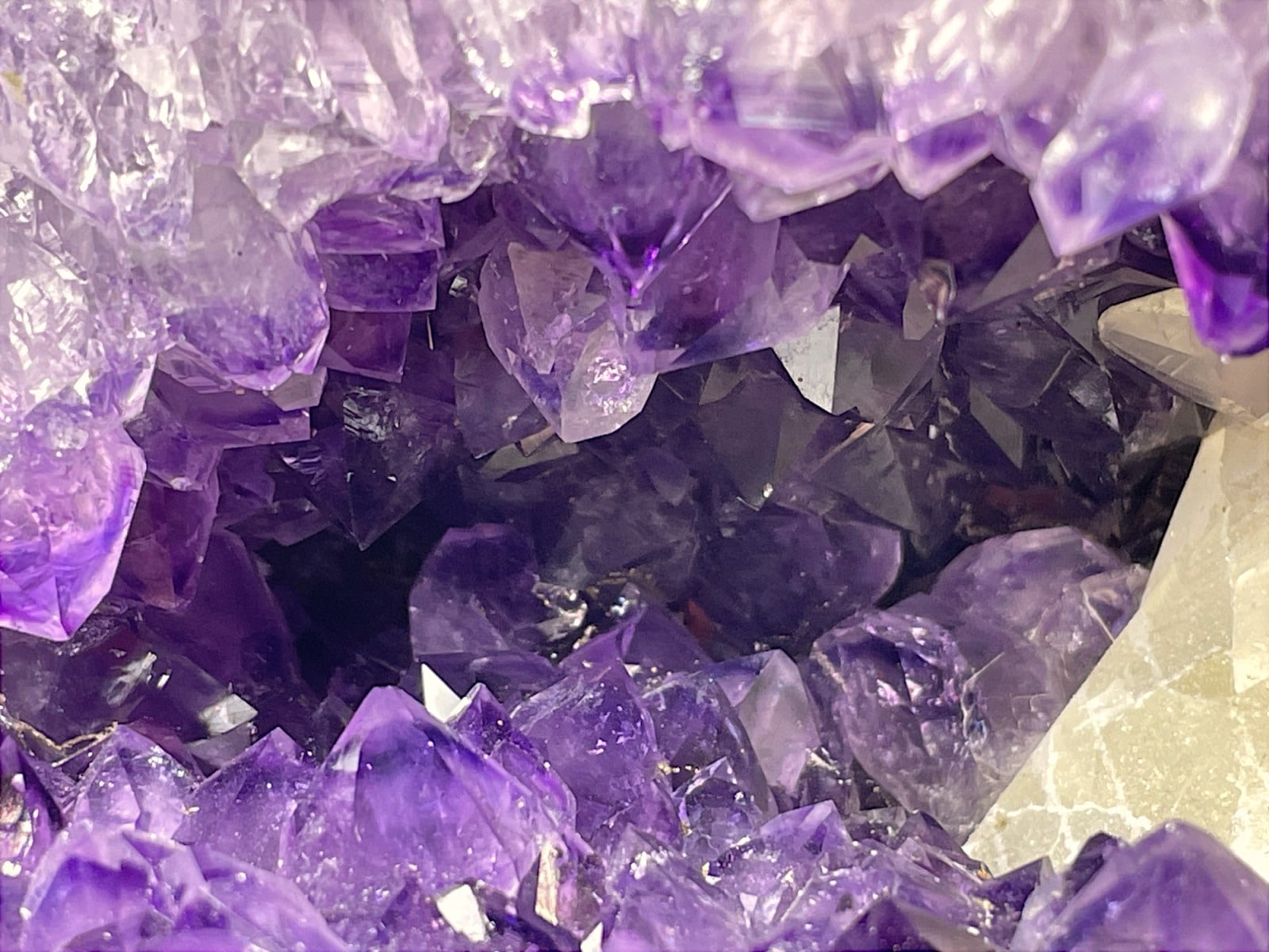 ウルグアイ産 アメジスト ジオード カルサイト付