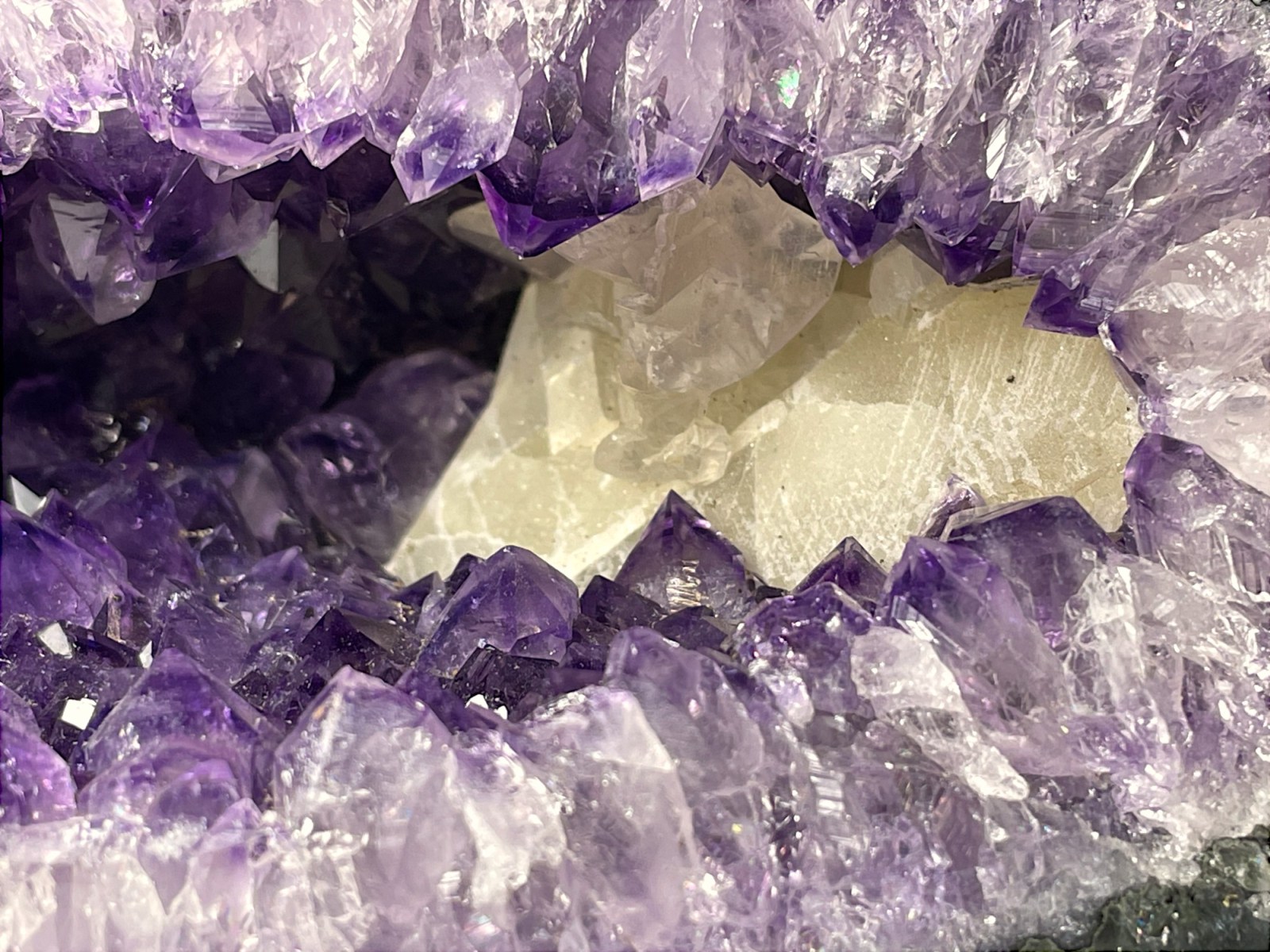 ウルグアイ産 アメジスト ジオード カルサイト付