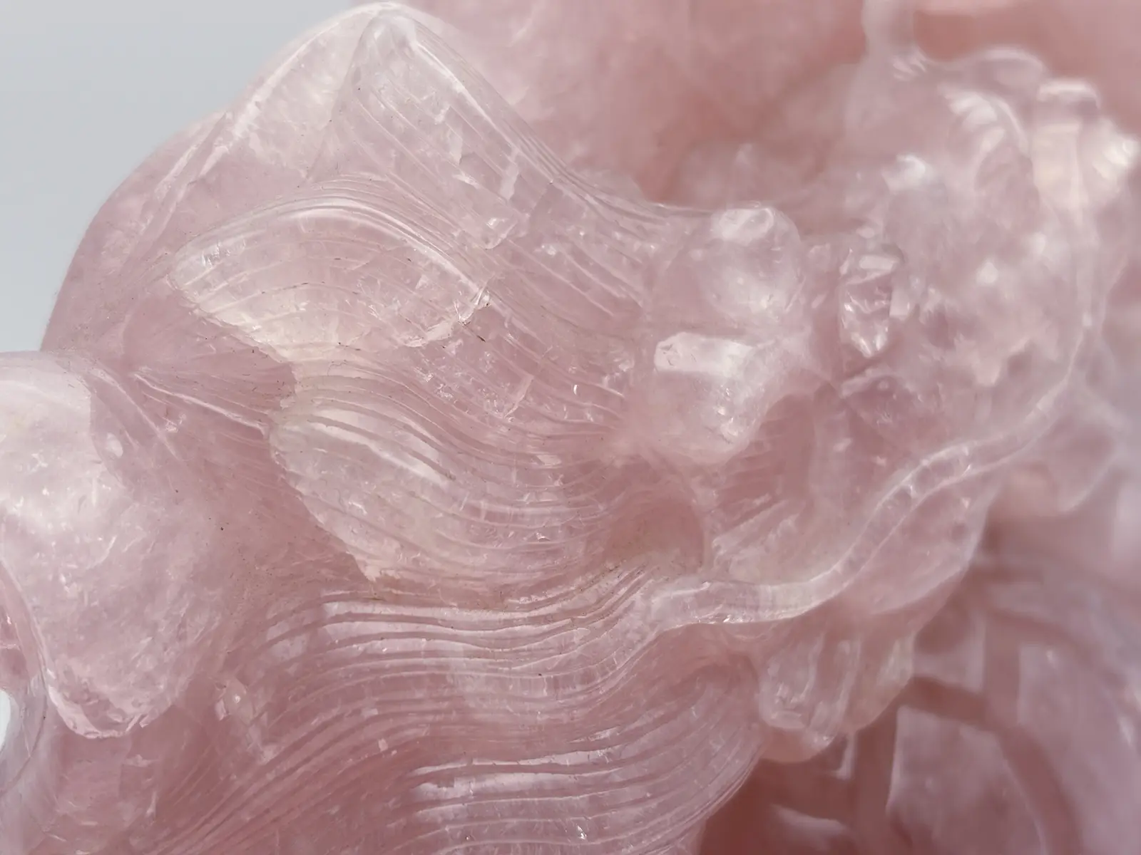 ローズクォーツ 鶴と龍亀（ロングイ）彫刻 (木製台座付き)/ Rose Quartz