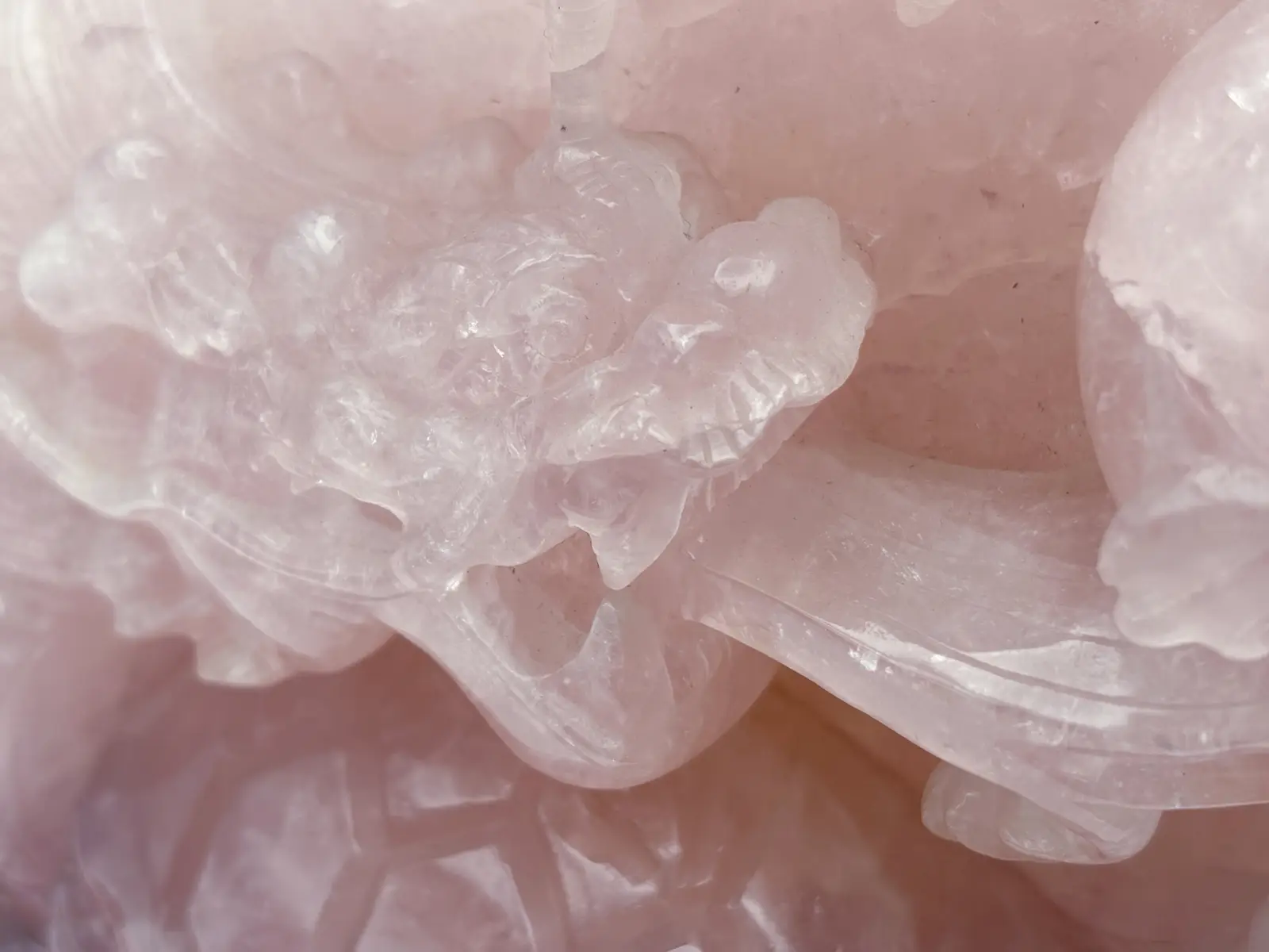 ローズクォーツ 鶴と龍亀（ロングイ）彫刻 (木製台座付き)/ Rose Quartz