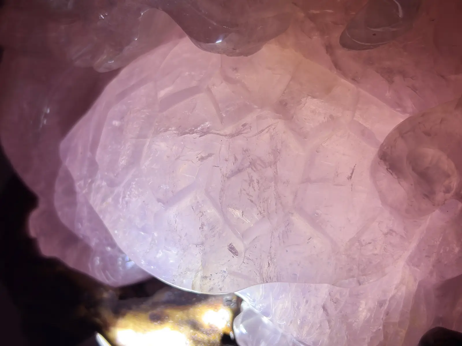 ローズクォーツ 鶴と龍亀（ロングイ）彫刻 (木製台座付き)/ Rose Quartz
