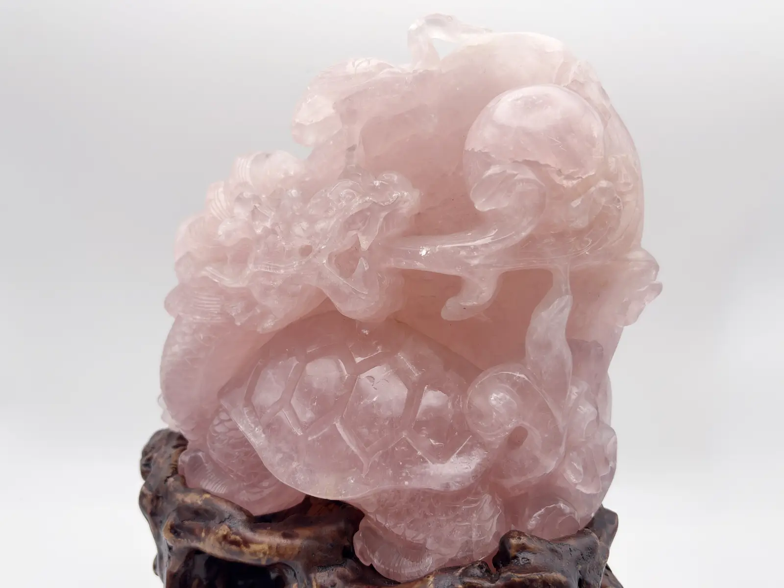 ローズクォーツ 鶴と龍亀（ロングイ）彫刻 (木製台座付き)/ Rose Quartz